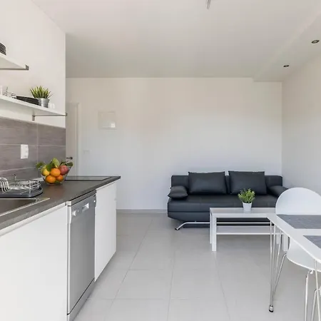 Apartment Anna - 20 M From The Sea Postira Exterior photo