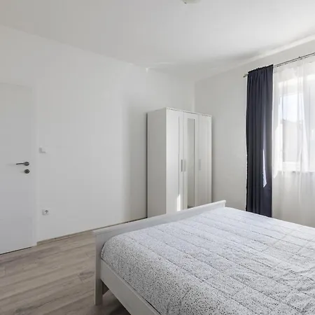 Apartment Anna - 20 M From The Sea Postira Exterior photo