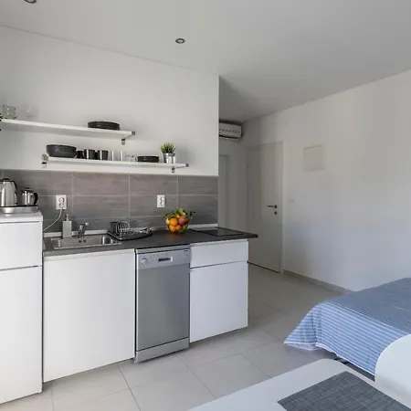 Apartment Anna - 20 M From The Sea Postira Exterior photo